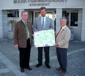 Kernteamleiter Erwin Altendorfer, Bürgermeister Karl Kapfer und Franz Hauer mit dem neuen Ortsplan