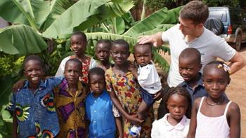 Markus Katzlinger mit Kindern aus Burkina Faso