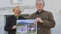 Gabi Gierlinger und Erwin Altendorfer mit dem Kulturjahr 2012 - Kalender